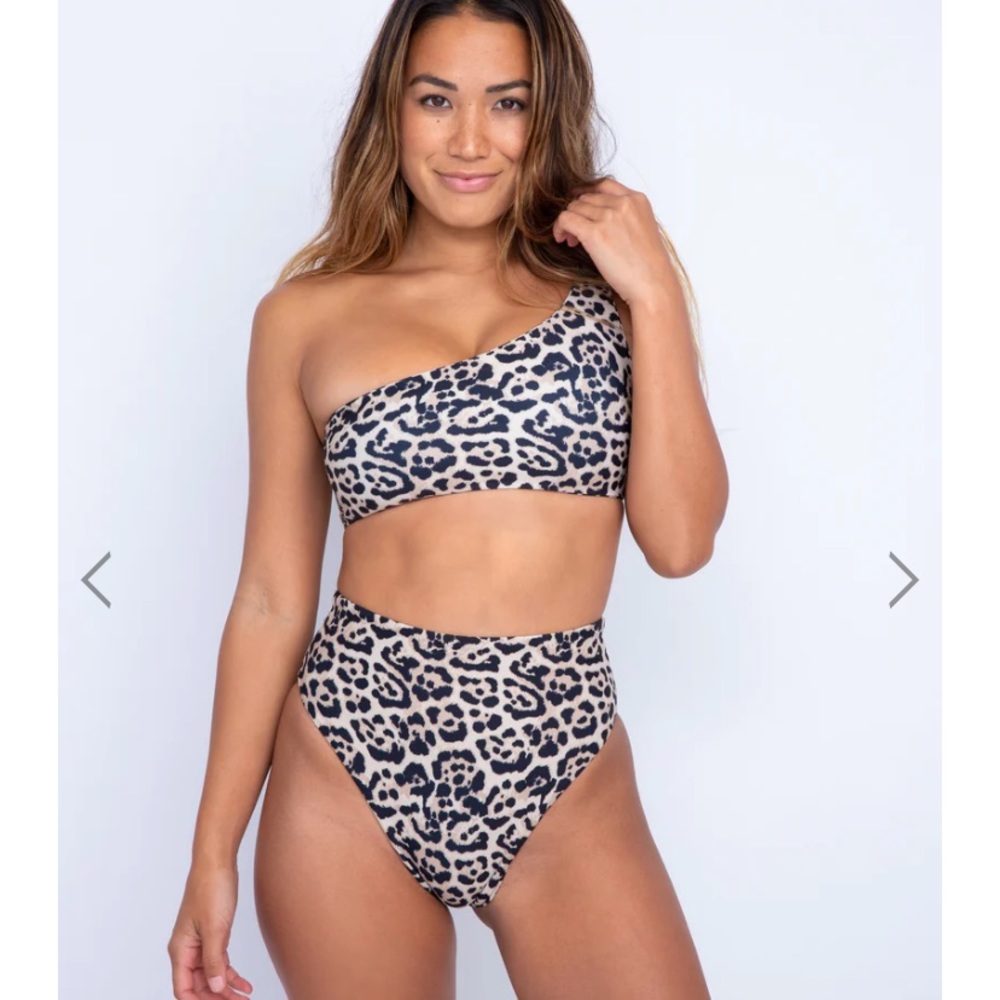 NWT Skatie Calabasas print Ellis top size M